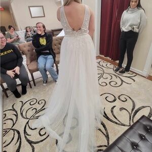 New wedding dress size 20 fits like a 16. Super sparkly